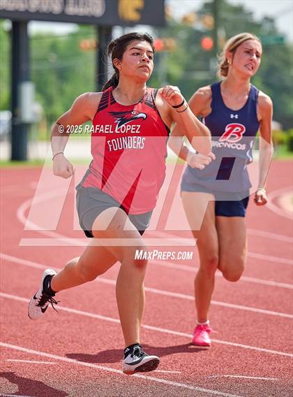 Thumbnail 2 in Northland Christian Relays (200M) photogallery.