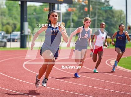 Thumbnail 2 in Northland Christian Relays (200M) photogallery.