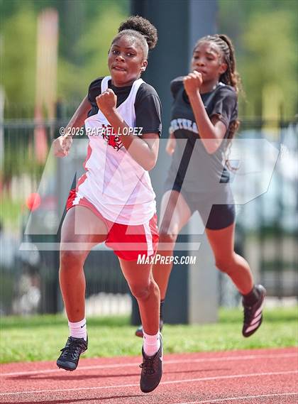 Thumbnail 2 in Northland Christian Relays (200M) photogallery.