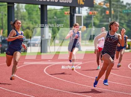 Thumbnail 3 in Northland Christian Relays (200M) photogallery.