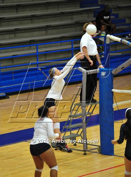 Thumbnail 3 in Reagan vs Lamar (34th Annual Houston ISD Varsity Volleyball Tournament) photogallery.