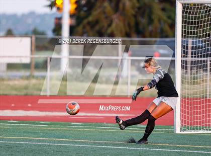 Thumbnail 3 in Denver East vs Broomfield (CHSAA 5A Playoffs Rd 1) photogallery.