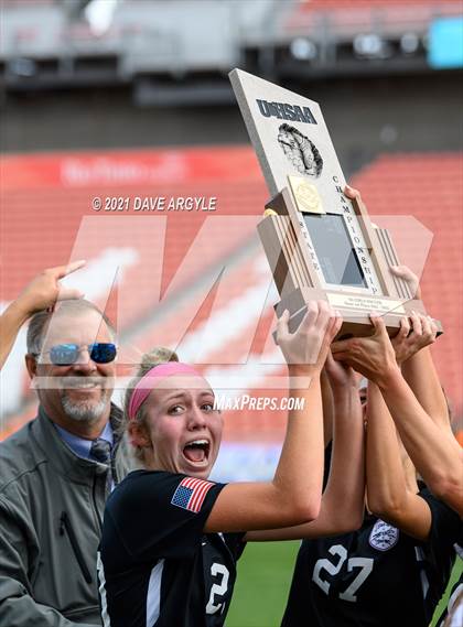 Thumbnail 3 in Skyridge vs. Riverton (UHSAA 6A Final) photogallery.