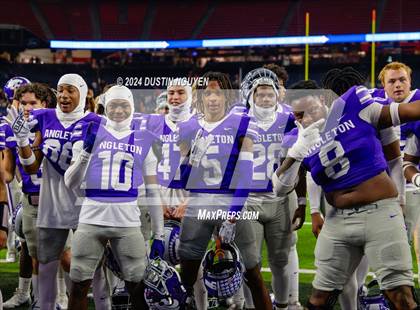 Thumbnail 2 in Angleton vs. La Porte (UIL 5A Division I Football Quarterfinal) photogallery.