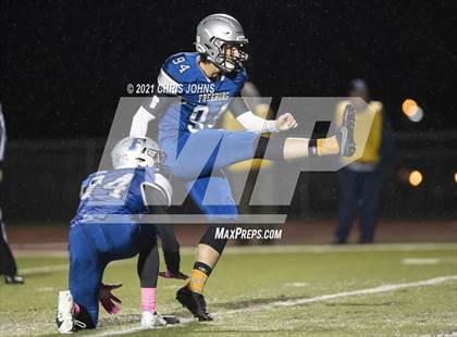 Thumbnail 3 in Richland County vs Freeburg (IHSA,4A,1st round) photogallery.
