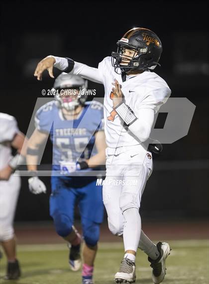 Thumbnail 3 in Richland County vs Freeburg (IHSA,4A,1st round) photogallery.