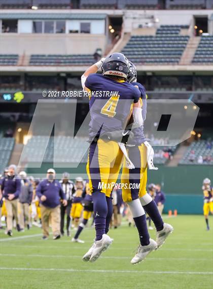 Thumbnail 1 in Highland Park vs. Ryan (UIL 5A Division 1 Quarterfinals) photogallery.