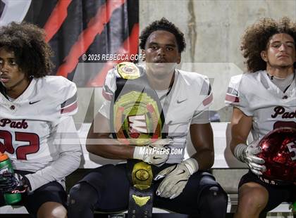 Thumbnail 1 in Weiss vs. Barbers Hill (UIL Football 5A D1 Regional Semifinal) photogallery.