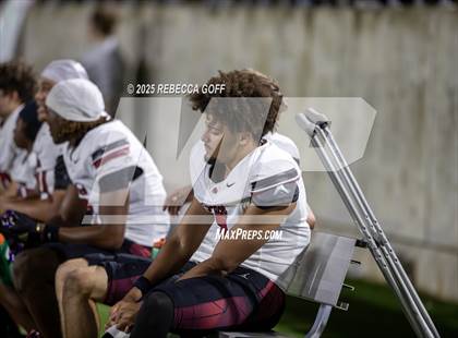 Thumbnail 2 in Weiss vs. Barbers Hill (UIL Football 5A D1 Regional Semifinal) photogallery.