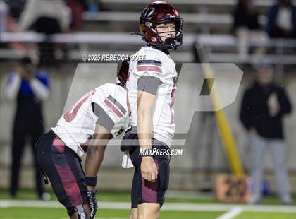 Thumbnail 2 in Weiss vs. Barbers Hill (UIL Football 5A D1 Regional Semifinal) photogallery.