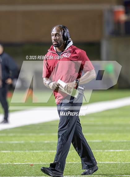 Thumbnail 2 in Weiss vs. Barbers Hill (UIL Football 5A D1 Regional Semifinal) photogallery.