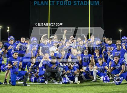 Thumbnail 1 in Weiss vs. Barbers Hill (UIL Football 5A D1 Regional Semifinal) photogallery.