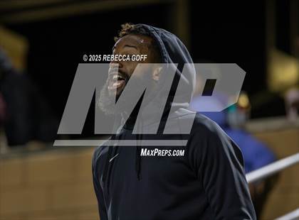 Thumbnail 2 in Weiss vs. Barbers Hill (UIL Football 5A D1 Regional Semifinal) photogallery.