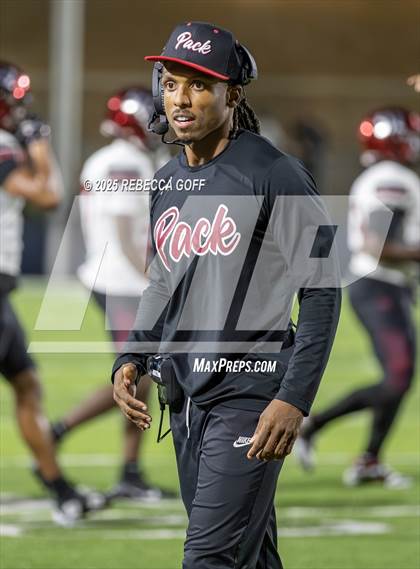 Thumbnail 3 in Weiss vs. Barbers Hill (UIL Football 5A D1 Regional Semifinal) photogallery.