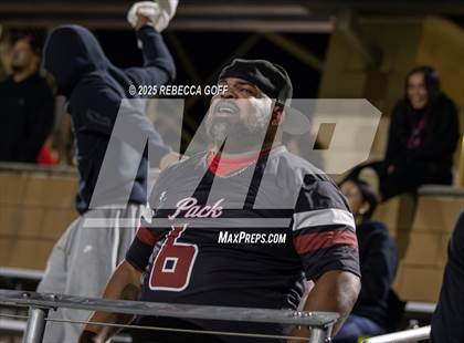 Thumbnail 1 in Weiss vs. Barbers Hill (UIL Football 5A D1 Regional Semifinal) photogallery.