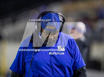 Thumbnail 3 in Weiss vs. Barbers Hill (UIL Football 5A D1 Regional Semifinal) photogallery.