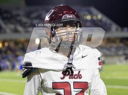 Thumbnail 2 in Weiss vs. Barbers Hill (UIL Football 5A D1 Regional Semifinal) photogallery.