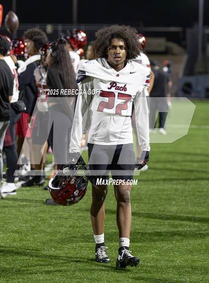 Thumbnail 3 in Weiss vs. Barbers Hill (UIL Football 5A D1 Regional Semifinal) photogallery.