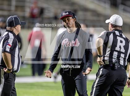 Thumbnail 3 in Weiss vs. Barbers Hill (UIL Football 5A D1 Regional Semifinal) photogallery.