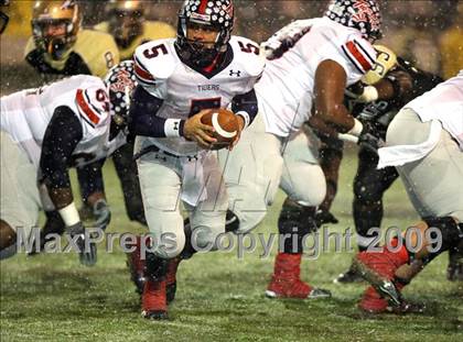 Thumbnail 2 in Oak Grove vs. South Panola (MHSAA Class 6A Final) photogallery.