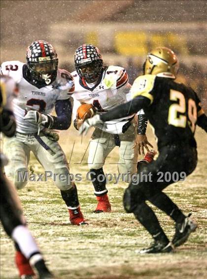 Thumbnail 3 in Oak Grove vs. South Panola (MHSAA Class 6A Final) photogallery.