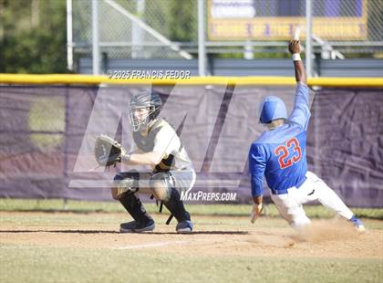 Thumbnail 2 in King @ Lennard (Saladino) photogallery.