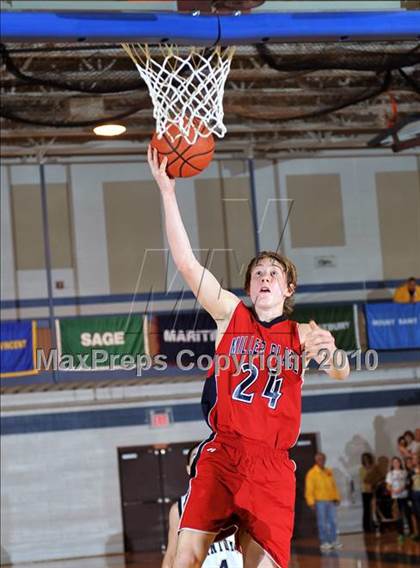 Thumbnail 3 in Bayport-Blue Point vs Miller Place (Section XI Class A Semifinal) photogallery.