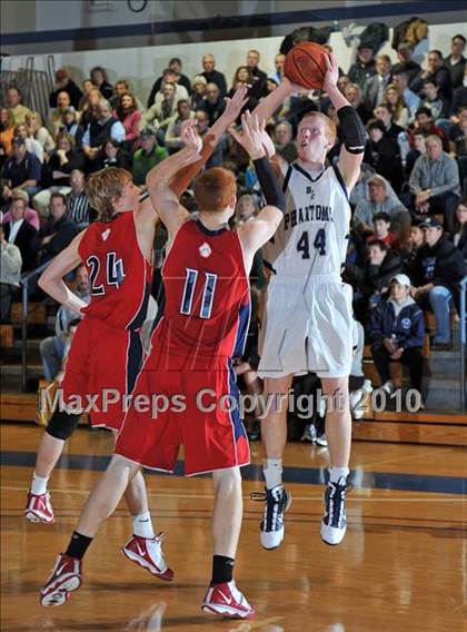 Thumbnail 2 in Bayport-Blue Point vs Miller Place (Section XI Class A Semifinal) photogallery.