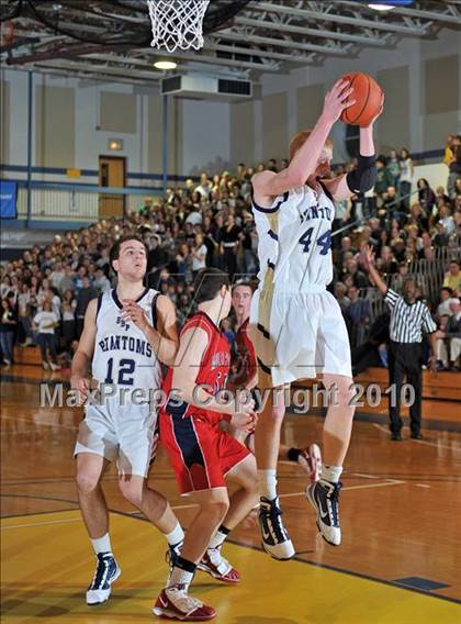 Thumbnail 3 in Bayport-Blue Point vs Miller Place (Section XI Class A Semifinal) photogallery.