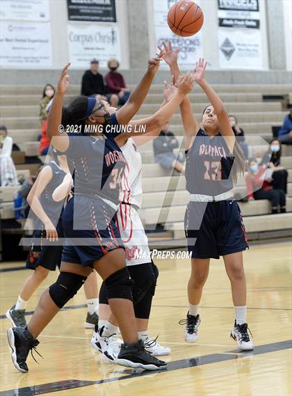 Thumbnail 2 in Mater Dei vs. King (Tom Riach Tournament) photogallery.