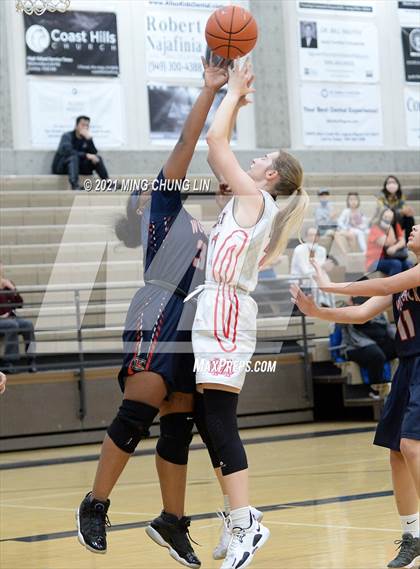 Thumbnail 3 in Mater Dei vs. King (Tom Riach Tournament) photogallery.