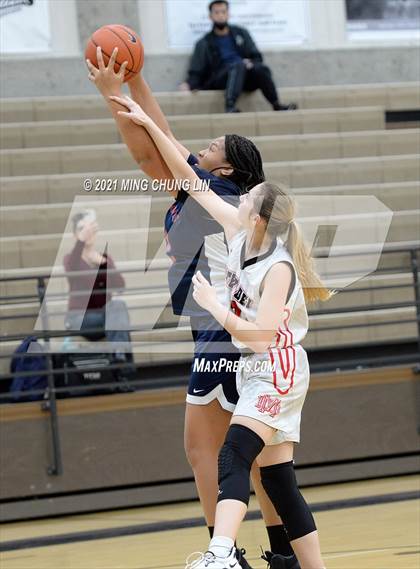 Thumbnail 2 in Mater Dei vs. King (Tom Riach Tournament) photogallery.