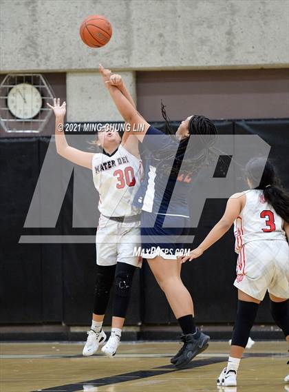Thumbnail 2 in Mater Dei vs. King (Tom Riach Tournament) photogallery.