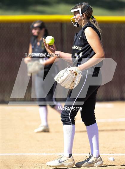 Thumbnail 2 in Arapahoe @ Cherokee Trail photogallery.