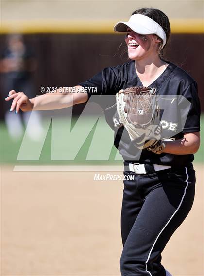 Thumbnail 1 in Arapahoe @ Cherokee Trail photogallery.