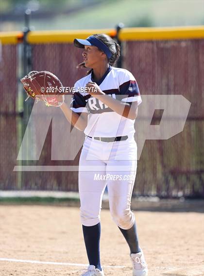 Thumbnail 2 in Arapahoe @ Cherokee Trail photogallery.
