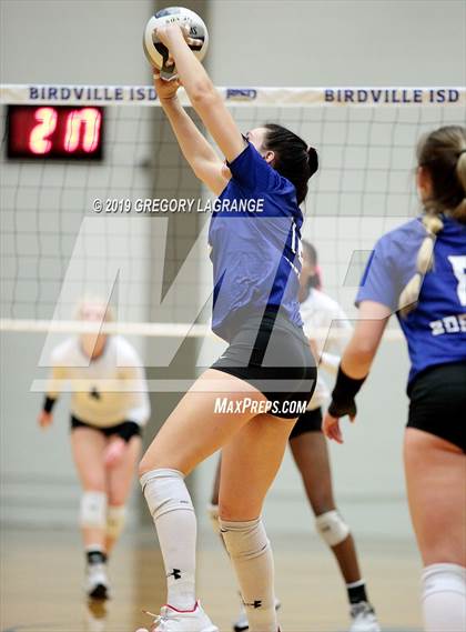 Thumbnail 1 in Guyer [John H.] vs Byron Nelson (UIL 6A Regional Playoff) photogallery.