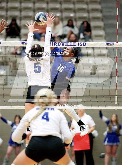 Thumbnail 2 in Guyer [John H.] vs Byron Nelson (UIL 6A Regional Playoff) photogallery.