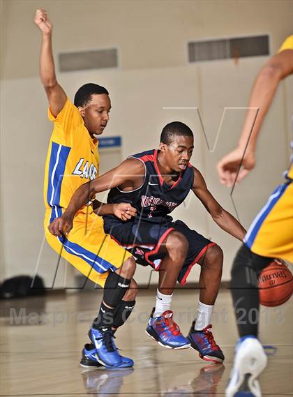 Thumbnail 3 in Viewpoint vs. LACES (MaxPreps Holiday Classic) photogallery.