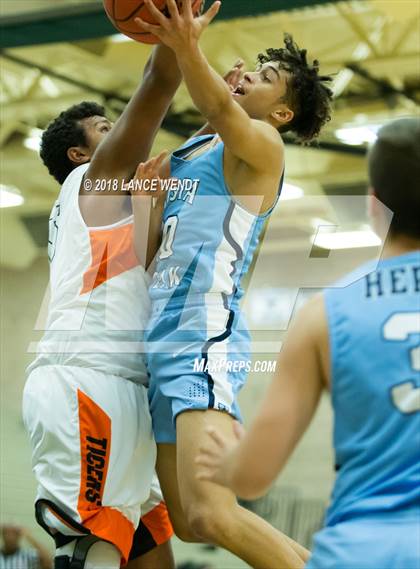 Thumbnail 1 in Vista PEAK Prep vs. Lakewood photogallery.