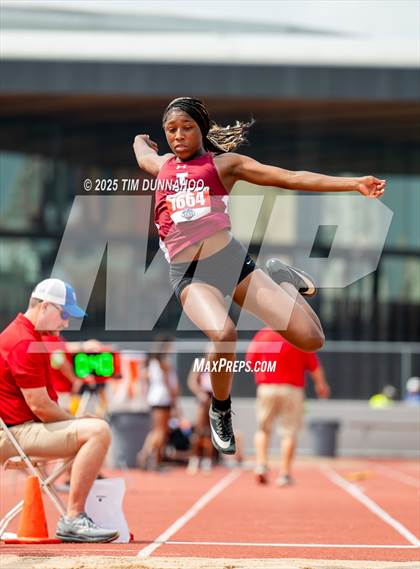 Thumbnail 3 in UIL 4A Girls Track & Field Finals photogallery.