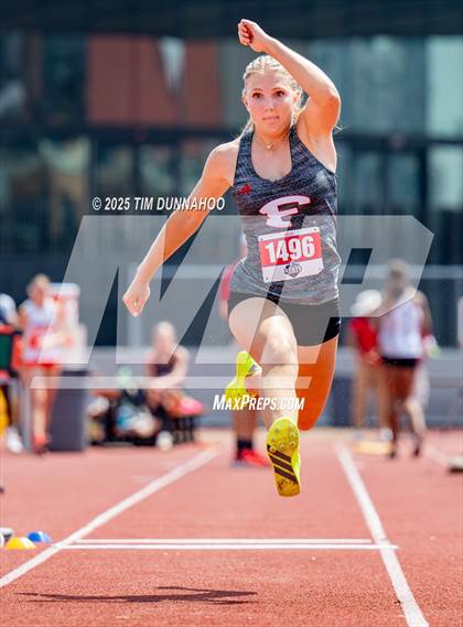 Thumbnail 3 in UIL 4A Girls Track & Field Finals photogallery.