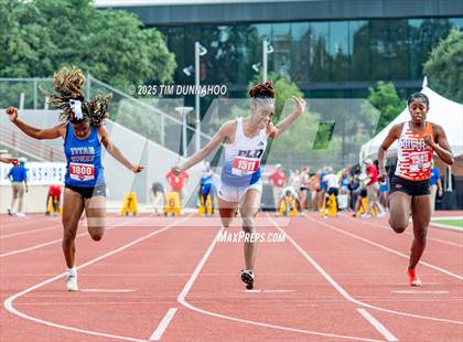 Thumbnail 2 in UIL 4A Girls Track & Field Finals photogallery.