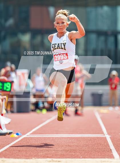 Thumbnail 3 in UIL 4A Girls Track & Field Finals photogallery.