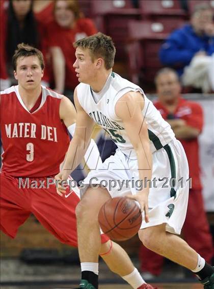Thumbnail 2 in Mater Dei vs. De La Salle (CIF State D1 Final) photogallery.