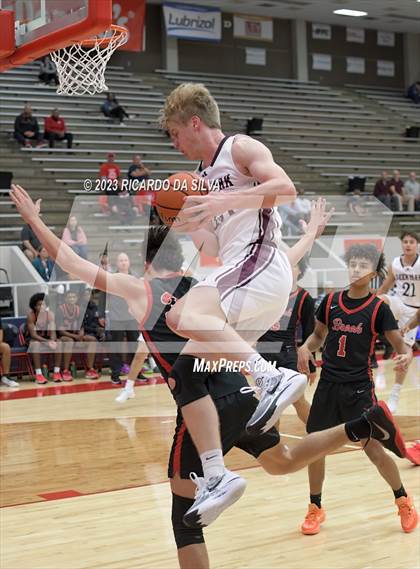 Thumbnail 2 in Clear Brook vs Deer Park (McDonald's Texas Invitational) photogallery.