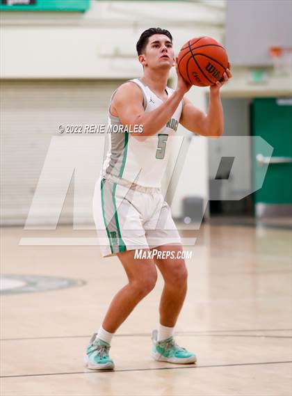 Thumbnail 3 in Lincoln vs Eagle Rock photogallery.