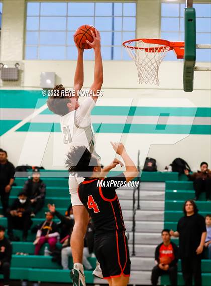 Thumbnail 2 in Lincoln vs Eagle Rock photogallery.