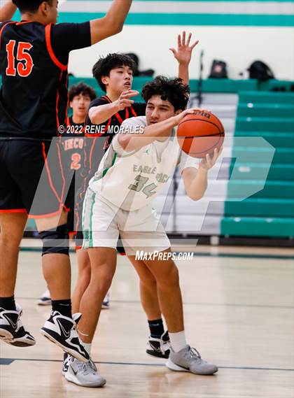 Thumbnail 2 in Lincoln vs Eagle Rock photogallery.