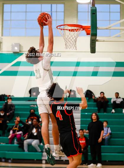 Thumbnail 3 in Lincoln vs Eagle Rock photogallery.
